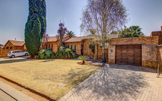 3 Bedroom House for sale in Van Riebeeck Park