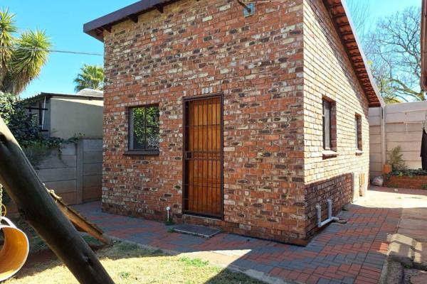 This lovely klinker brick cottage offers a tiled open plan lounge and beautiful kitchenette with space for a washing machine.

1 ...