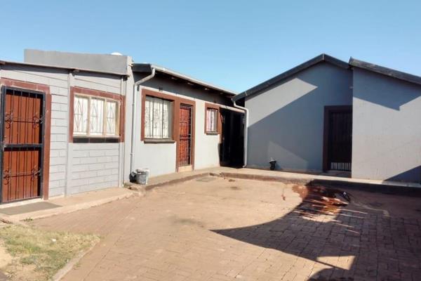 6-Bedroom Investment Property for Sale in Thokoza Extension 5

This property in Thokoza Extension 5 presents a fantastic investment ...