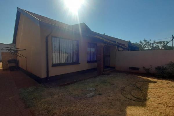 2 Bedroom Townhouse for Sale in Protea Glen

Here is a lovely and cossy 2 bedroom house can be suitable for a young couple or recently ...