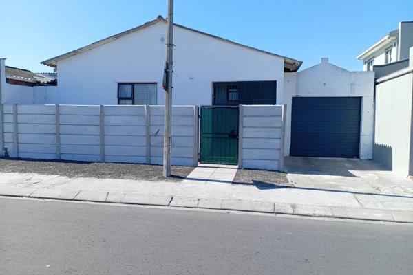 This lovely freestanding property is situated in a very good section of Tafelsig and consist of 4 bedrooms(main with ...