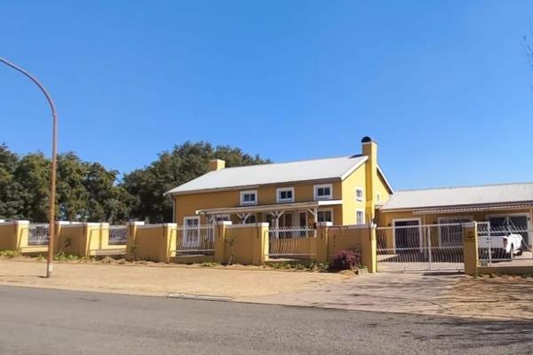 This magnificent family home, nestled in the heart of Upper Rensburg, offers the perfect blend of comfort, style, and functionality. ...