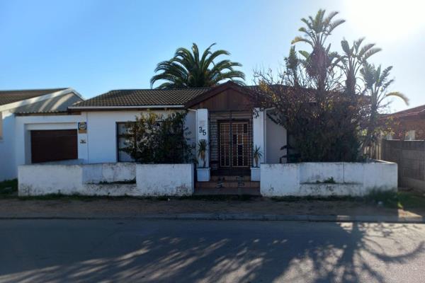 Sunbird Park Kuilsriver 

Price : R1395000

Heading : 
3 Bedroom family home with 2 Granny  flats plus garage  in Sunbird Park ...