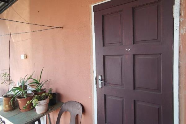 This cozy 1-bedroom flat in Surayaville, offers a private and comfortable living space on a shared property. It features a convenient ...