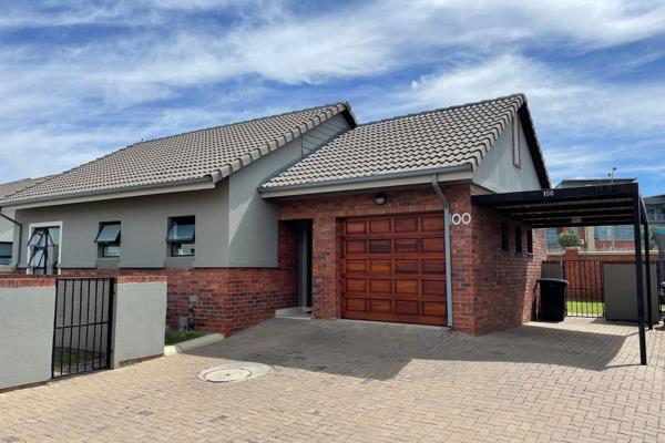 This unit is situated in Meyersdal Nature Estate
The unit has 2 bedrooms and 2 bathrooms
Open plan lounge, kitchen, dining area
Neat ...