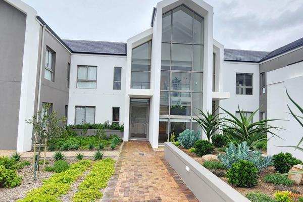 This exquisite upstairs 2-bedroom apartment in Chardon Village, is perfectly positioned on the Clubhouse Side of Langebaan Country ...