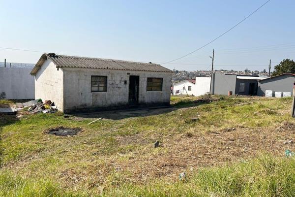 Sizwe Mlungwana introduces this starter house to the market.

The house is perfectly located and is a corner house.

It offers a ...