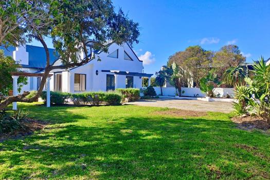 5 Bedroom House for sale in Grotto Bay