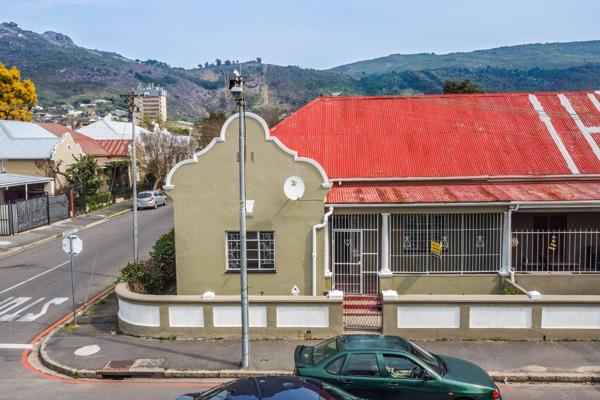 This spacious 4 Bedroom house with it&#39;s old world charm is situated in the CBD of ...