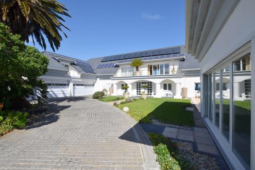 6 Bedroom House for sale in Yzerfontein