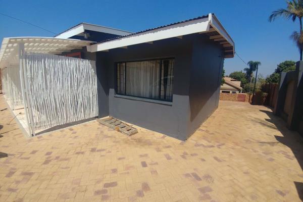 Perfect Pretoria base for a roaming traveler (home away from home) or a single person that require a small flat 
The bachelor garden ...