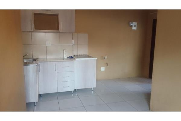 Beautiful bachelor room with builtin kitchen cupboards and 4 plate stove, very spacious wardrobe space, own bathroom with shower. Safe ...