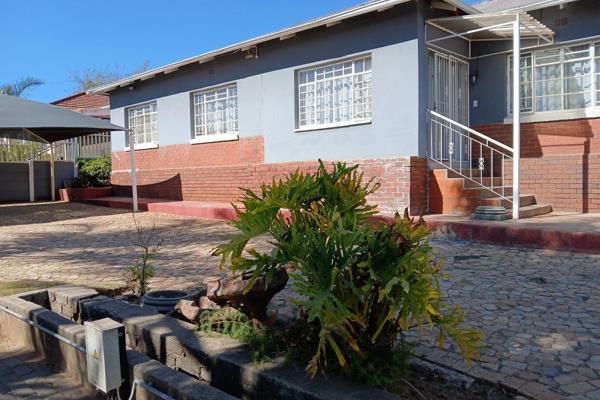 This family home consists of:

4 Bedrooms (main bedroom en-suite)
2 Bathrooms 
Kitchen 
Dining room 
Lounge 
Flatlet- bath ...