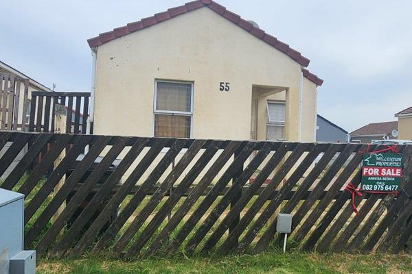 The 3 bedroom Home has a lovely potential big back yard and front garden