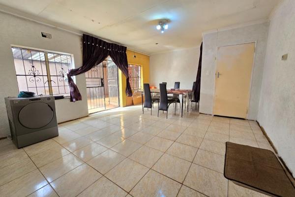 Why to buy ?

3 Spacious bedrooms.
2 bathrooms (1 Ensuite).
Open plan lounge that flows into the dining room.
Carport that can house 3 ...