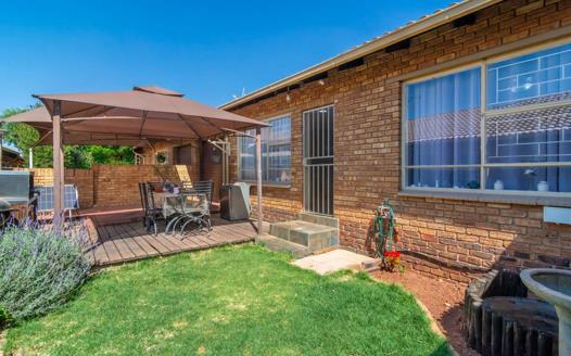 2 Bedroom Townhouse for sale in Noordheuwel