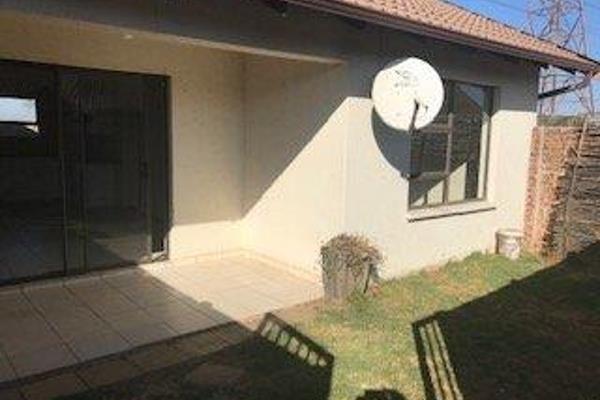 2 bed 1 bath simplex with enclosed garden, 1 carport, 24 hour security in secure complex close to schools, Witbank highway, hospital ...