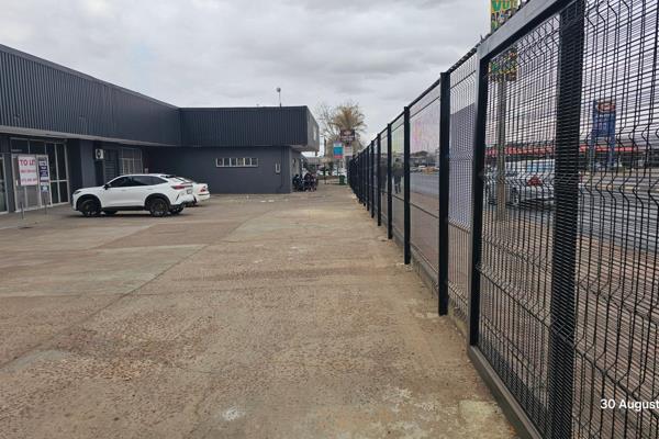 3 x shops available in the CBD, main road in Middelburg

Shop 1: R25 000 per month
*200m2 of space with safe parking for a LDV or ...