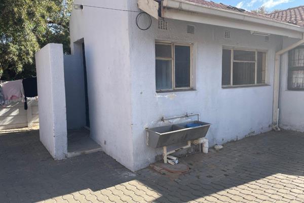 A bachelor room with en-suite bathroom to rent in Fleurhof Ext 23.
This unit comes with a 2 door kitchen sink and a one door wardrobe. ...