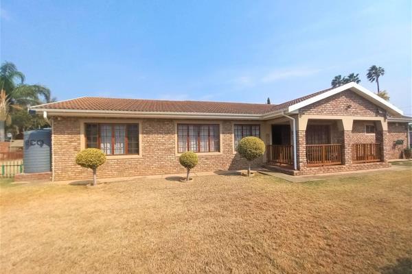 Nestled in the heart of Kirkwood, Eastern Cape, this immaculate north-facing face brick home is a perfect blend of comfort and ...