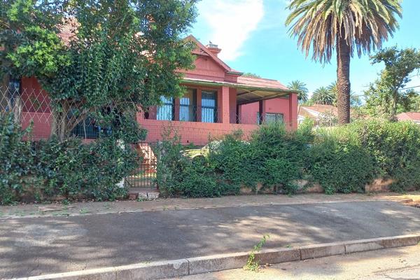 Built on 3 stands, this large home has been divided up into 10 separate bachelor rooms. ...