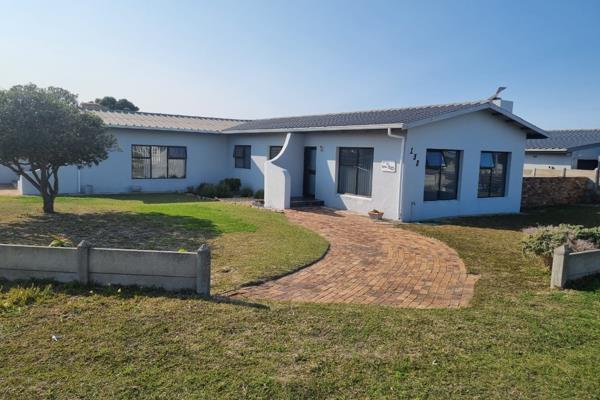 This four-bedroom, 3-bathroom family home is located in the Main road, little Robertson area in Struisbaai.
Property like this one is ...