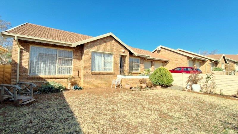 3 Bedroom Townhouse for sale in Uitsig - P24-114905057