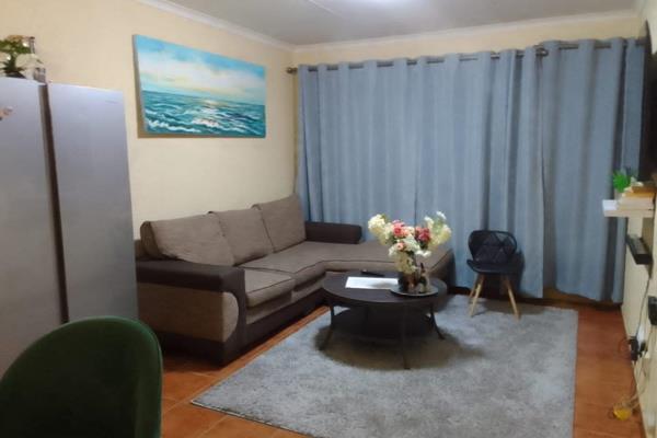 This well situated Flat offers 2 bedrooms with built in cupboards.
There is a open plan kitchen/living area.
The bathroom comes with ...