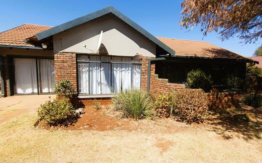 3 Bedroom House for sale in Dennesig