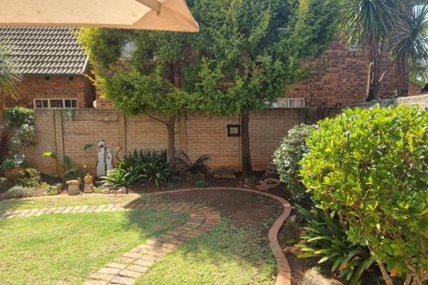 This 3-bedroom, 2-bathroom unit in Glen Marais offers a neat and well-maintained living space, perfect for a family. It features a ...