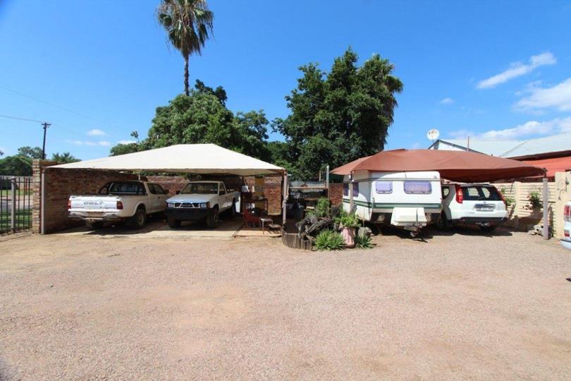 4 Bedroom House for sale in Modimolle - P24-113775842