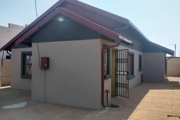 This home offers 3 spacious bedrooms, all with built in units, 1 traditional family bathroom with corner bathtub. A fully fitted kitchen adorned with Persian blue wood, a dinning area and a lounge. The stand size is 300 square meters. It offers a Wendy house  of 3 by 6 square ...