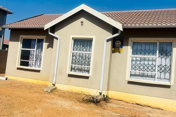 3 Bedroom house to rent at Klarinet

This spacious family home consists of 3 bedrooms,2 bathroom one fully tiled bathroom, well sized ...