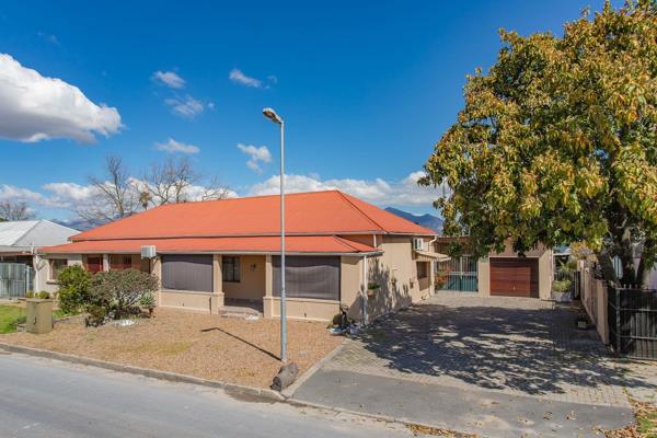 This 3-bedroom house in De Zoete Inval is conveniently located in Southern Paarl. 
The house offers a blend of classic and modern ...