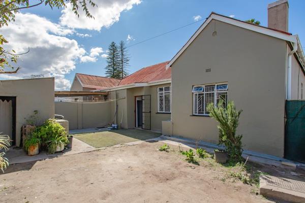 This 3 bedroom property is situated opposite Checkers and has great exposure with easy access to all routes.
The property is vacant ...