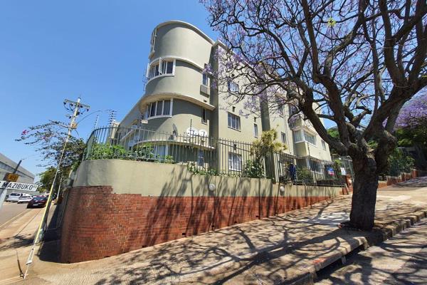 Welcome to contemporary urban living in the heart of Essenwood, Durban! This beautifully renovated apartment offers a blend of modern ...