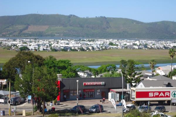 Charming Corner Apartment - Knysna Central from 1/2/2025
Discover the perfect blend of ...