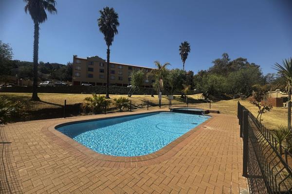 Charming 3rd-Floor Apartment in Boschendal, Helderkruin 
This bright and airy 2-bedroom ...