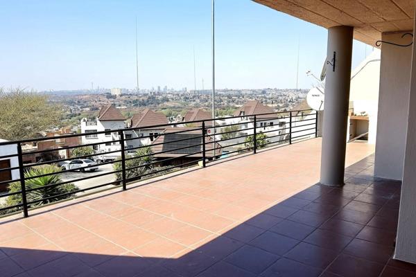 Views of Johannesburg  - Sunrises to be enjoyed while lying in bed! This apartment has been renovated from top to toe with quality ...