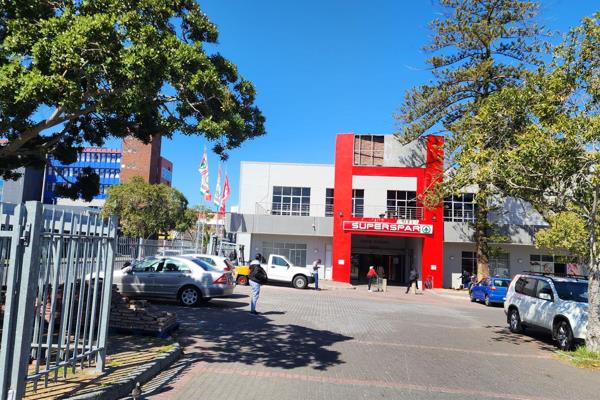 This well-located commercial property at McIntyre Street, Cape Town, offers excellent ...