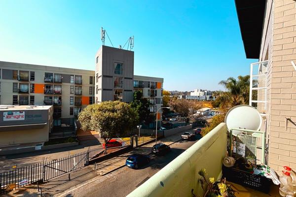 Offers from R599k. Seller priced well, offering extreme value.

This nice 2 bedroom apartment is well located within Richmond; ...