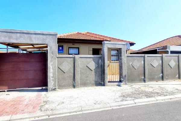 3-Bedroom home with an en suite bathroom on a +/- 181 sqm plot in Westridge, Mitchells Plain.

Spacious, fully-equipped kitchen with a ...