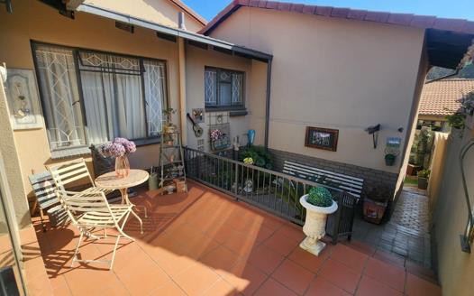 3 Bedroom Townhouse for sale in Roodekrans