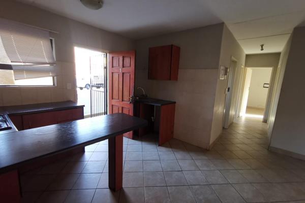 Exclusive to REMAX-Integrity!
This unit is conveniently situated on the ground floor.  Perfect for all!
Tiled throughout for easy ...