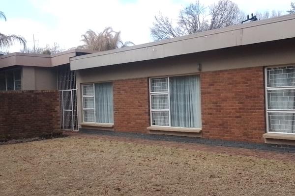 This house is situated in a very quiet area of Sasolburg. Open plan living room and a  cozy braai area.
Only a few minutes walk to the ...