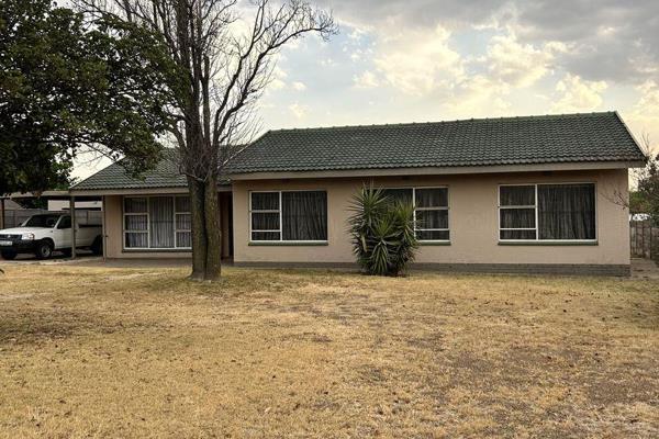 For Sale: Spacious 3-Bedroom House in Upper Witpoortjie

Discover this beautiful 3-bedroom home in the sought-after Upper Witpoortjie ...