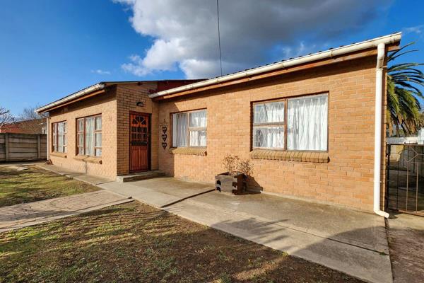 Exclusive Sole Mandate

This neat face brick home is situated in Dr Braun and offers:

Freshly painted walls and floors have been ...