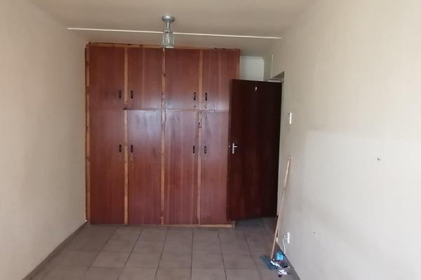 Welcome to this inviting 4 bedroom property in Scheepers Hoogte, Uitenhage! As you step inside, you&#39;ll notice the spacious lounge ...