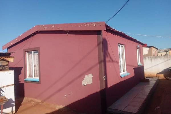 House For Sale in eTwatwa Mandela Section 
Accessable from the N12 highway 
Close to Transportation 
Spacious Yard good for investment ...