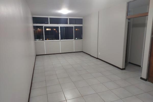 Beautiful 1bedroom in excellent building.
Current rental is R5200 but can go up to R 5500.
Kitchen:  Beautiful kitchen with ...